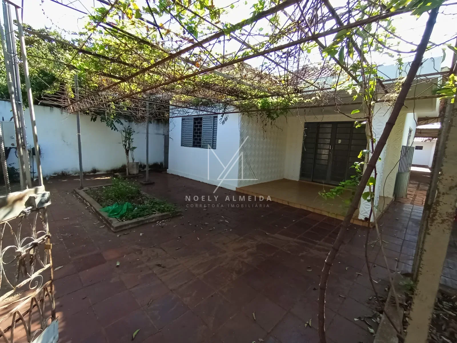 Casa a venda no centro de Presidente Epitácio.