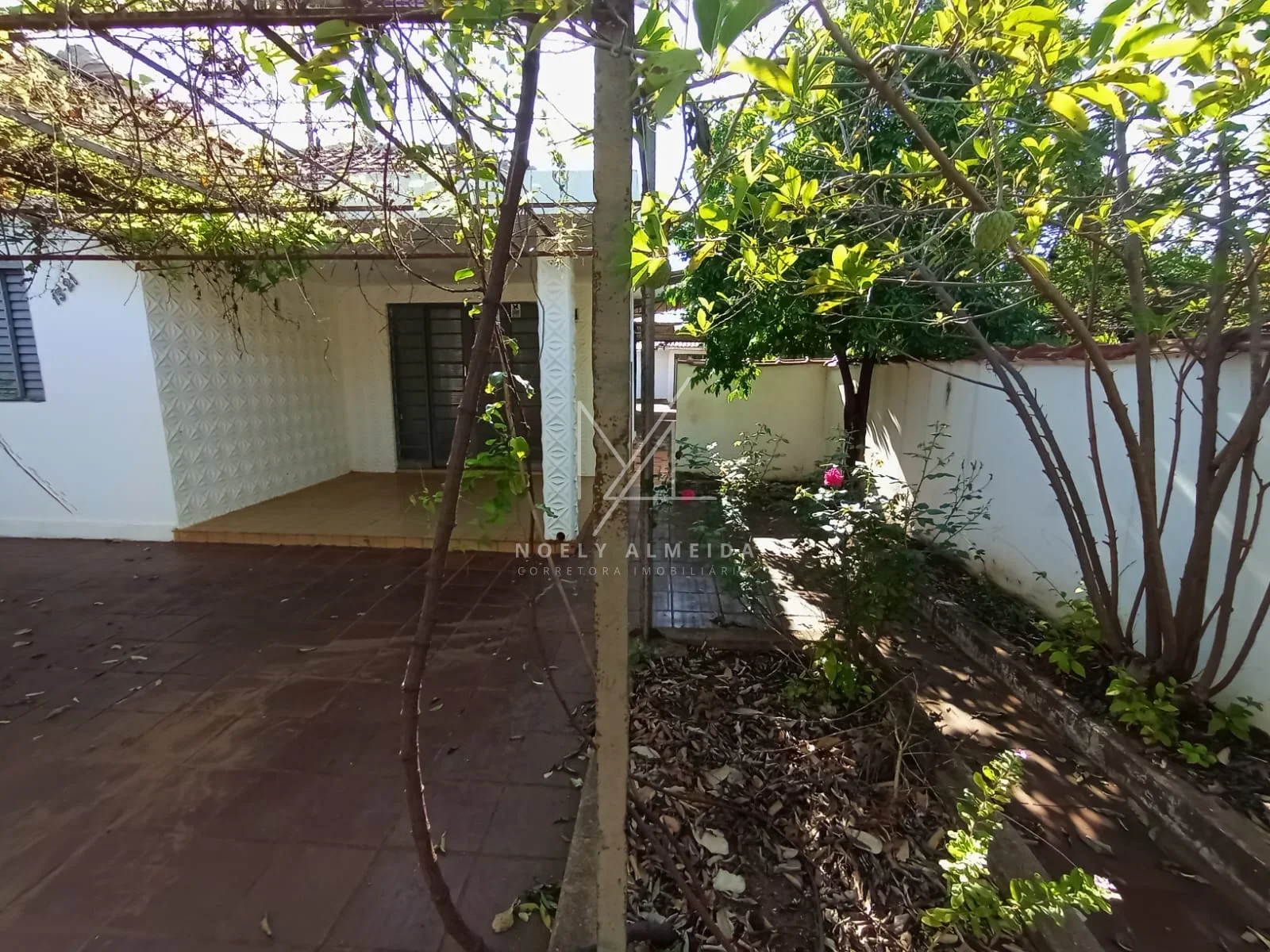 Casa a venda no centro de Presidente Epitácio. — foto 1
